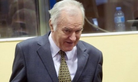 Ratko Mladic tiba di pengadilan kejahatan perang. 