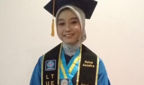  Ratna Azzahra mahasiswa dari program studi (prodi) Sastra Inggris pada jenjang Sarjana telah dinobatkan sebagai wisudawati terbaik. Ratna Azzahra memperoleh predikat Summa Cumlaude dengan IPK (Indeks Prestasi Kumulatif) 4.00.