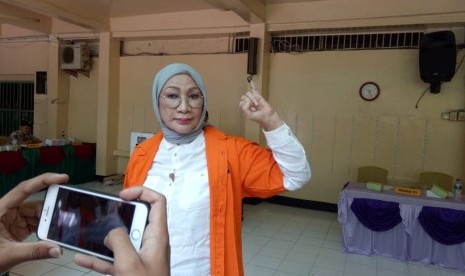 Ratna Sarumpaet saat memberikan hak suaranya di TPS 15, di dalam rutan kriminal umum/kriminal khusus Polda Metro Jaya, Rabu (17/4).