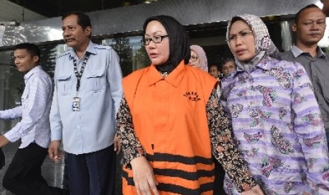 Ratu Atut Chosiyah mengenakan baju tahanan KPK.