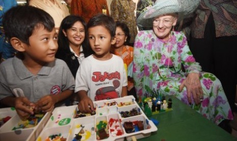 Ratu Denmark Margrethe II menyapa anak-anak saat berkunjung ke Ruang Publik Terpadu Ramah Anak (RPTRA) Kenanga di Jakarta, Kamis (22/10)