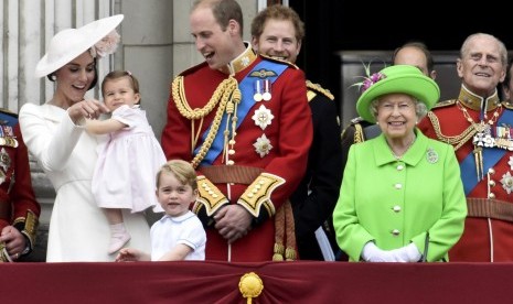 Ratu Elizabeth bersama keluarganya di balkoni Istana Buckingham menyaksikan perayaan ulang tahun ke-90 ratu.