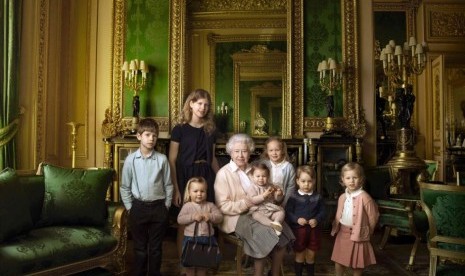 Ratu Elizabeth II bersama lima cicit dan dua cucu termudanya.