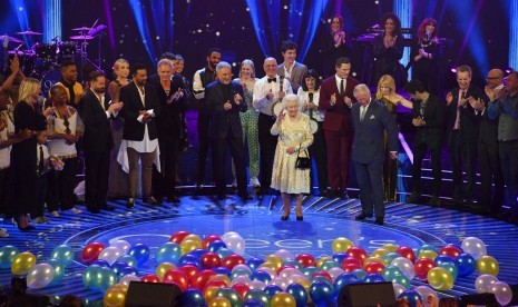 Ratu Elizabeth II dan Pangeran Charles dikelilingi tamu di panggung Royal Albert Hall di London, Sabtu malam (21/4), dalam konser perayaan ulang tahun Ratu ke-92.