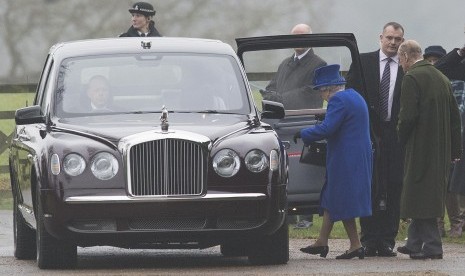 Ratu Elizabeth II dan suaminya Pangeran Philip saat di Sandringham, Inggris, (8/1).