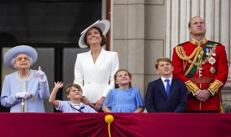 Ratu Elizabeth II, dari kiri, Pangeran Louis, Kate, Duchess of Cambridge, Putri Charlotte, Pangeran George dan Pangeran William di balkon Istana Buckingham, London, Kamis 2 Juni 2022, pada hari pertama dari empat hari perayaan untuk menandai Yubileum Platinum. Acara selama liburan panjang akhir pekan di Inggris dimaksudkan untuk merayakan 70 tahun pelayanan raja.