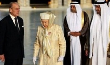 Ratu Elizabeth II tengah berkerudung saat mengunjungi masjid besar Sheikh Zayed, Abu Dhabi. Saat ini, di masjid  tersebut tengah diselenggarakan pameran haji (Ilustrasi)