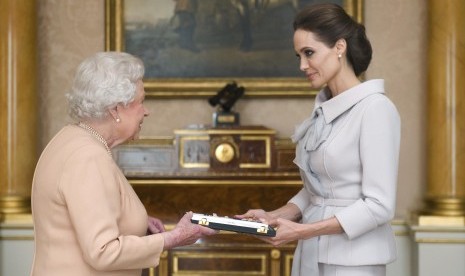 Ratu Elizabeth memberikan gelar kehormatan pada aktris Angelina Jolie atas kegiatan kemanusiaan yang dilakukannya, London, Jumat (10/10).