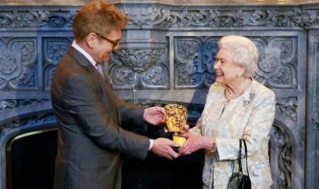 Ratu Elizabeth menerima penghargaan penghormatan Bafta dari Kenneth Branagh