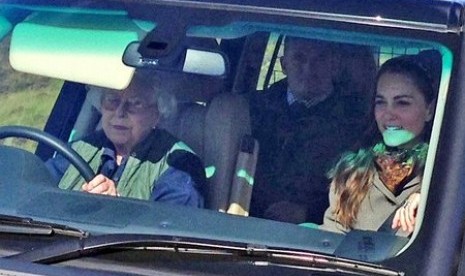 Ratu Elizabeth saat mengemudikan mobil bersama Kate Middleton.