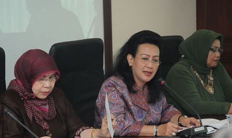 Ratu Hemas (tengah)