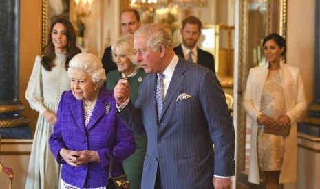 Ratu Inggris akhirnya merestui keputusan cucunya Pangeran Harry untuk mundur dari anggota senior kerajaan.