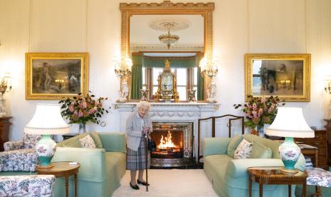 Ratu Inggris Elizabeth II menunggu di Ruang Gambar sebelum menerima Liz Truss untuk audiensi di Balmoral, tempat Truss diundang untuk menjadi Perdana Menteri dan membentuk pemerintahan baru, di Aberdeenshire, Skotlandia, Selasa, 6 September 2022.