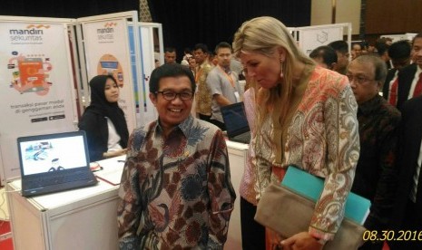 Ratu Maxima dari Belanda bersama Ketua Dewan Komisioner Otoritas Jasa Keuangan (OJK) Muliaman D Hadad saat menghadiri acara Indonesia Fintech Festival and Conference 2016 di Tangerang, Banten, Selasa (30/8). 