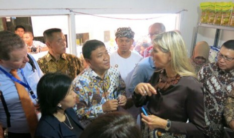 Ratu Maxima dari Belanda sedang berbincang dengan Direktur Perencanaan dan Operasional PT Bank Negara Indonesia Tbk (BNI) Bob T Ananta (tengah) saat mengunjungi stand tabungan SimPel dan e-Warong KUBE BNI di Bogor, Rabu (31/8). 