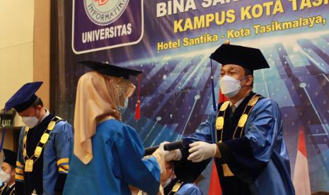 Universitas BSI (Bina Sarana Informatika) kampus Tasikmalaya telah menggelar acara wisuda ke-15 secara offline, di Hotel Santika Tasikmalaya, pada Senin (6/12).