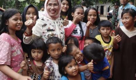 Ratu Tatu Chasanah berada di antara anak-anak yang putus sekolah. 