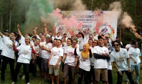 Ratusan agen JNE antusias mengikuti acara agent gathering yang diselenggarakan JNE Bandung dalam rangka HUT JNE ke-27 di Cikole, Kecamatan Lembang, Kabupaten Bandung Barat, belum lama ini.