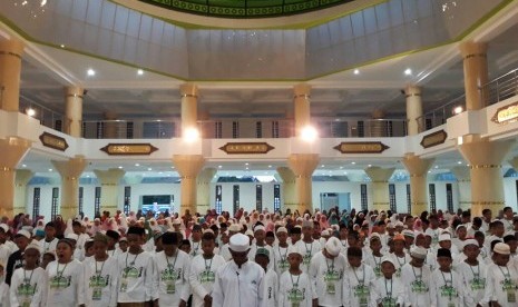 Ratusan Anak-Anak Fakfak, Papua Barat Ikuti Gerakan Shalat Subuh Berjamaah, di Masjid Agung Baitul Makmur, Fakfak, Papua Barat, Sabtu (23/4)