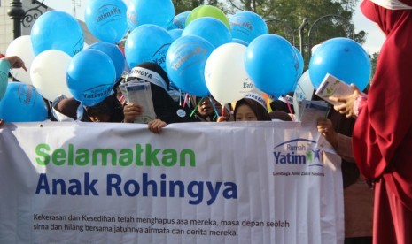 Ratusan anak binaan RUmah Yatim menggelar longmarch dan orasi terkait derita anak-anak Rohingga di kawasan Car Free Day (CFD) Dago, Ahad (1/10).