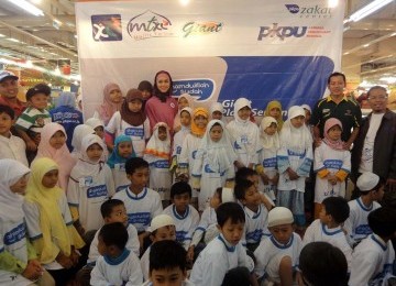 Ratusan anak yatim berbelanja kebutuhan Ramadhan dan lebaran bersama XL dan PKPU di supermarket Giant, Plaza Semanggi Jakarta.