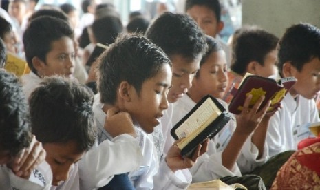 Ratusan anak yatim dan dhuafa membaca Alquran usai berdoa bersama.