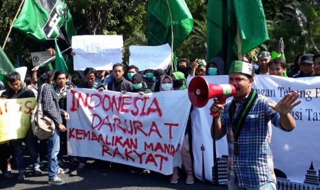 Ratusan anggota Himpunan Mahasiswa Islam (HMI) Surabaya menggelar aksi di depan Gedung Negara Grahadi Surabaya, Selasa (24/9). Mereka menuntut Presiden Jokowi menerbitkan Perppu untuk membatalkan Undang-Undang KPK yang dianggap melemahkan lembaga antirasuah tersebut.