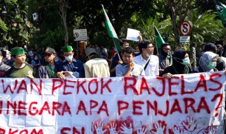 Ratusan anggota Himpunan Mahasiswa Islam (HMI) Surabaya menggelar aksi di depan Gedung Negara Grahadi Surabaya, Selasa (24/9). Mereka menuntut Presiden Jokowi menerbitkan Perppu untuk membatalkan Undang-Undang KPK yang dianggap melemahkan lembaga antirasuah tersebut.