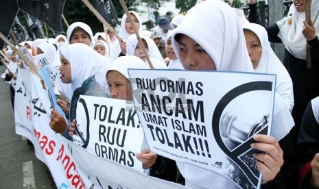   Ratusan anggota Hizbut Tahrir Indonesia (HTI) Jabar menggelar aksi menolak RUU Organisasi Masyarakat (Ormas) di depan Gedung Sate,Bandung, Selasa (26/3).  (Republika/Edi Yusuf)