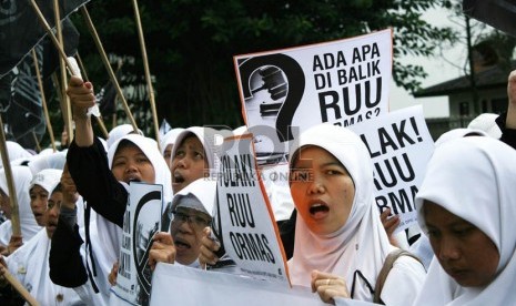   Ratusan anggota Hizbut Tahrir Indonesia (HTI) Jabar menggelar aksi menolak RUU Organisasi Masyarakat (Ormas) di depan Gedung Sate, Kota Bandung, Selasa (26/3).  (Republika/Edi Yusuf)