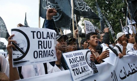   Ratusan anggota Hizbut Tahrir Indonesia (HTI) Jabar menggelar aksi menolak RUU Organisasi Masyarakat (Ormas) di depan Gedung Sate, Kota Bandung, Selasa (26/3).  (Republika/Edi Yusuf)