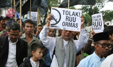   Ratusan anggota Hizbut Tahrir Indonesia (HTI) Jabar menggelar aksi menolak RUU Organisasi Masyarakat (Ormas) di depan Gedung Sate, Kota Bandung, Selasa (26/3).  (Republika/Edi Yusuf)