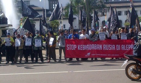 Ratusan anggota organisasi masyarakat (ormas) Hizbut Tahrir Indonesia (HTI) menggelar aksi unjuk rasa di depan Gedung Sate, Jalan Diponegoro, Kota Bandung, Jumat (16/12).