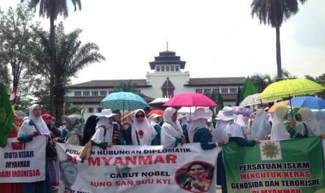 Ratusan anggota Persatuan Islam (Persis) Jawa Barat menyuarakan kecaman atas penindasan yang menimpa Muslim Rohingya di Myanmar, Kamis (24/11). 