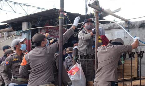 Ratusan aparat gabungan Satpol PP Depok, Polrestro Depok dan TNI yang dipimpin Wakil Wali Kota Depok, Imam Budi Hartono melakukan penertiban pedagang kaki lima (PKL) di Jalan Sejajar Rel, Stasiun KRL Depok Baru, Kota Depok.