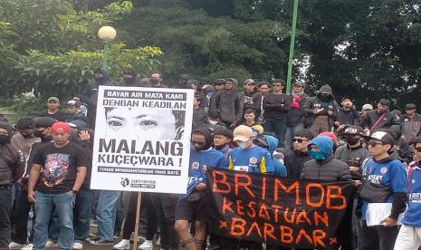 Ratusan Aremania melakukan aksi demonstrasi di sejumlah titik di Kota Malang, Kamis (27/10/2022). Aksi ini ditunjukkan agar proses hukum tragedi Kanjuruhan ditindaklanjuti dengan seadil-adilnya. 