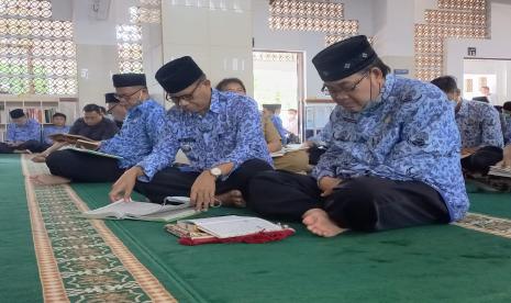 Ratusan ASN Pemkot Tasikmalaya menggelar tadarusan di Masjid Agung Kota Tasikmalaya, Senin (18/4/2022). Kegiatn itu dilakukan agar para ASN tak terlalu sibuk dengan urusan duniawi, melainkan juga ingat urusan spiritual