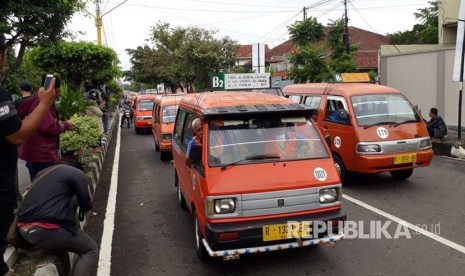 Ratusan awak angkutan umum di Kabupaten Banyumas, menggelar aksi unjuk rasa menentang masih beroperasinya angkutan berbasis online, Selasa (17/10).  