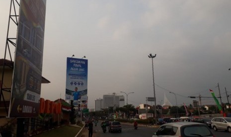 Ratusan billboard berdiri tak beraturan dan tampak semerawut di sepanjang Jalan Margonda, Kota Depok. Berdasarkan data Satpol PP Kota Depok pada 2018, ada 47 billboard yang berdiri di sepanjang Jalan Margonda dan diduga ada lima unit bilboard berdiri tak berijin.