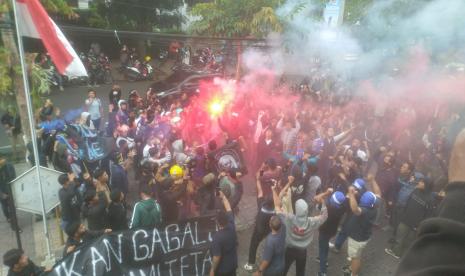 Bobotoh Persib Bandung/Ilustrasi. Kemenangan Persib Bandung atas Persebaya Surabaya di Piala Presiden 2022 harus tercoreng dengan kasus dua bobotoh yang meninggal dunia di area gerbang masuk Stadion Gelora Bandung Lautan Api (GBLA), Kota Bandung, Jumat (17/6/2022) malam.