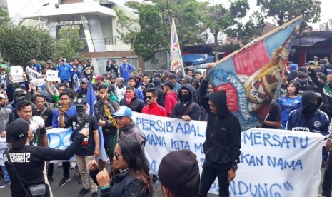 Ratusan bobotoh Persib Bandung di Sukabumi menolak putusan PSSI yang menghukum lima pemain dan meminta revolusi di PSSI ke Kantor DPRD Kota Sukabumi Senin (15/10).