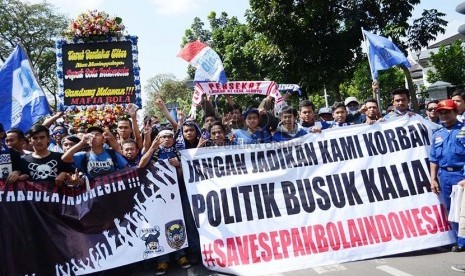  Ratusan bobotoh Persib menggelar unjuk rasa di depan Gedung DPRD Jabar, Kamis (4/6). 