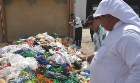 Ratusan botol mineral berisikan zamzam tersisir dari koper jamaah haji dan akan dibuang percuma