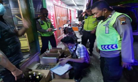 Ratusan botol minuman keras (miras) berbagai merek diamankan Polsek Purwokerto Selatan dalam operasi cipta kondisi dengan sasaran minuman keras yang dipimpin langsung oleh Kapolsek Purwokerto Selatan Kompol Puji Nurochman, Sabtu (17/12/22). 