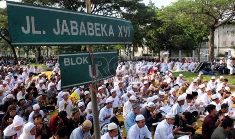   Ratusan buruh dan pengusaha menggelar zikir bersama menyambut Hari Buruh Sedunia di kawasan industri Jababeka, Bekasi, Jawa Barat, Rabu (1/5).  (Republika/Prayogi)