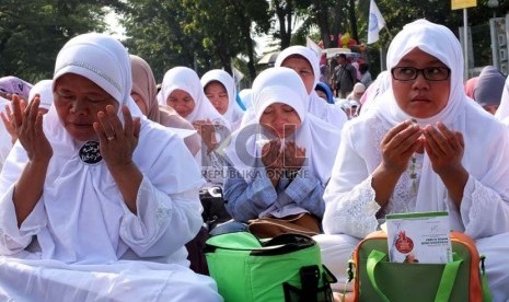   Ratusan buruh dan pengusaha menggelar zikir bersama menyambut Hari Buruh Sedunia di kawasan industri Jababeka, Bekasi, Jawa Barat, Rabu (1/5).  (Republika/Prayogi)