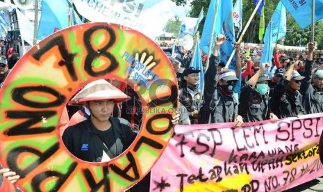   Ratusan buruh dari berbagai elemen kembali menggelar aksi di depan Gedung Sate, Kota Bandung, Selasa (15/12). 