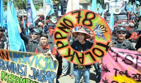 Ratusan buruh dari berbagai elemen kembali menggelar aksi di depan Gedung Sate, Kota Bandung, Selasa (15/12). Mereka menolak penetapan besaran UMK 2016 yang diatur dalam PP No 78 Tahun 2015.