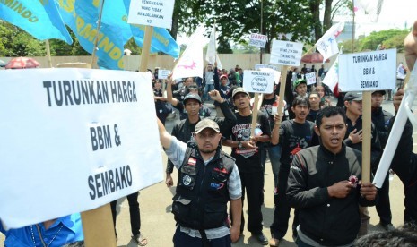 Ratusan buruh dari berbagai organisasi buruh menggelar aksi di depan Gedung Sate, Kota Bandung, Selasa (1/9). Aksi tersebut di antaranya menolak pemutusan hubungan kerja (PHK) akibat pelemahan rupiah dan kenaikan upah minimum.