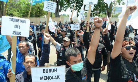 Ratusan buruh dari berbagai organisasi buruh menggelar aksi di depan Gedung Sate, Kota Bandung, Selasa (1/9). Aksi tersebut di antaranya menolak pemutusan hubungan kerja (PHK) akibat pelemahan rupiah dan kenaikan upah minimum.